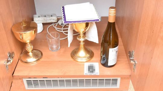 Włamał się do plebanii, wypił wino mszalne i groził księdzu
