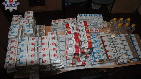 1,2 tys. paczek nielegalnych papierosów w samochodzie