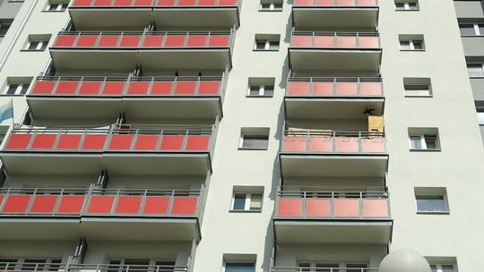 1,5 roczny chłopiec wypadł z balkonu w Lublinie. W Puławach o mały włos również doszłoby do wypadku