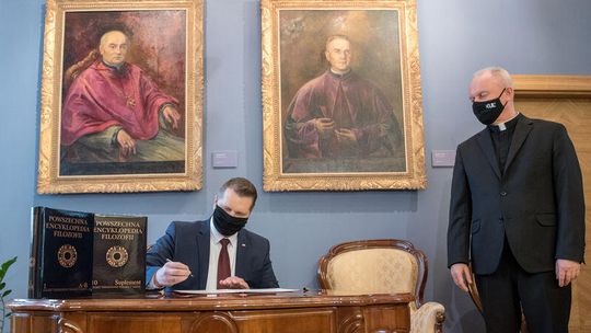 1,7 mln zł dla KUL na przetłumaczenie encyklopedii filozofii. Umowę podpisał minister Czarnek, wykładowca KUL