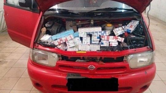1,8 tys. paczek papierosów w aucie. Część pod pokrywą silnika