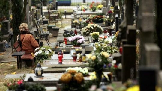 1 listopada: pamięć o najbliższych pokazujemy nie tylko odwiedzając cmentarze