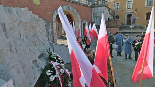 28 lutego 2009 r. z inicjatywy prezesa Janusza Kurtyki i Jerzego Szmida na I Walnym Zgromadzeniu Stowarzyszenia NZS 1980 została podjęta uchwała popierająca inicjatywę Światowego Związku Żołnierzy Armii Krajowej, aby 1 marca ustanowić dniem Żołnierzy Wyklętych.
