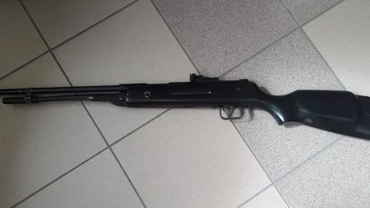 10-latek bawił się razem z bratem wiatrówką. Został ranny w rękę