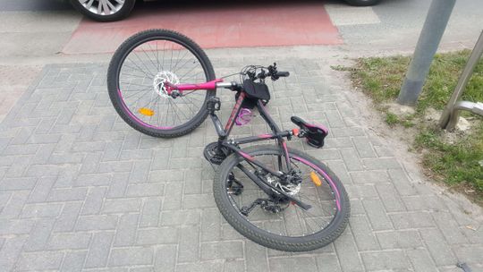10-letnia dziewczynka jechała na rowerze. Uderzył w nią kierowca mazdy