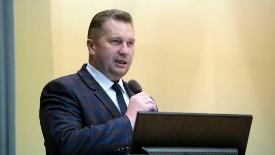 10 mln zł państwowych pieniędzy do podziału. Wiele nitek wiedzie do ministra Czarnka