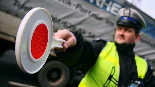 10 osób w dostawczym żuku. Jechali na truskawki
