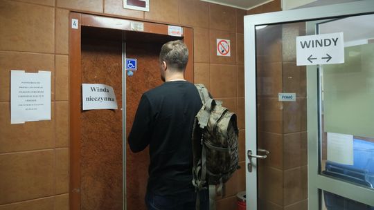 10 pięter. Jedna kartka: „winda nieczynna”, druga: „winda czynna”. Chyba dla zmyłki