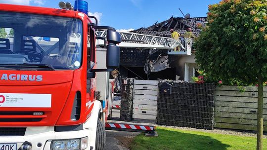 10 zastępów straży pożarnej walczy z pożarem domu jednorodzinnego