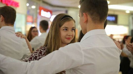 100-lecie II LO w Lublinie. Uczniowie tańczyli walca w centrum Plaza