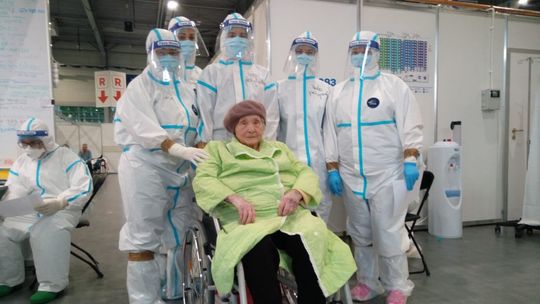 101-latka wygrała z COVID-19. W sobotę opuściła szpital tymczasowy