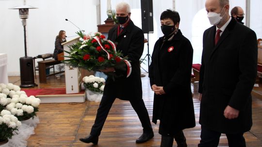 11 listopada w Puławach. Kwiaty przed pomnikiem, flagi na ulicach