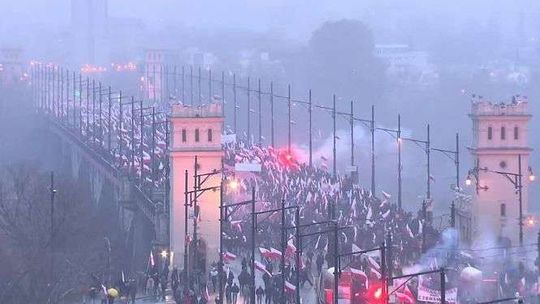 11 listopada w Warszawie. 75 tys. osób na Marszu Niepodległości, 10 tys. na marszu KOD