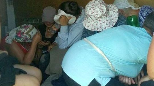 11 osób ściśniętych w busie. Jechali do pracy