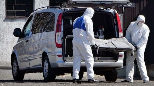 114 zł za worek. Rodzina zmarłego na COVID-19 ujawnia nowe opłaty