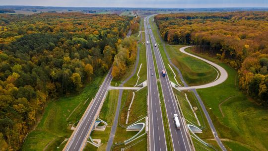 Budowa drogi ekspresowej S17 między węzłem Piaski Wschód a granicą z Ukrainą w Hrebennem została podzielona na dziewięć odcinków o łącznej długości 115 km. Na sześciu z nich podpisano już umowy z wykonawcami, a zaawansowanie prac jest zróżnicowane — zależy m.in. od terminów podpisania kontraktów ora
