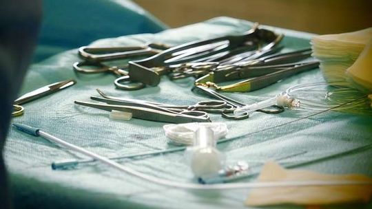 12-latka znaleziona z ranami ciętymi. Co się stało w mieszkaniu?