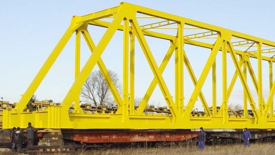 120-tonowy most kolejowy pojechał pociągiem
