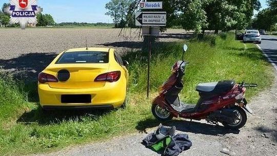 13-latek skręcał motorowerem. Nie zauważył, że wyprzedza go samochód