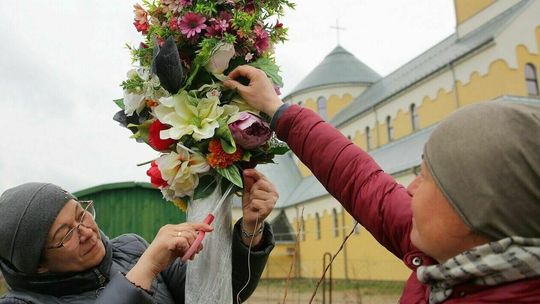 13-metrowa palma stanęła przed kościołem w Świdniku [zdjęcia]