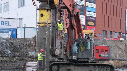 132 pali pod nowy obiekt mostowy. Prace w Al. Unii Lubelskiej nabierają tempa