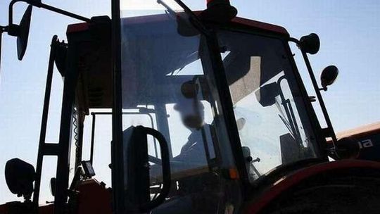 14-latek po pijanemu jeździł traktorem po boisku