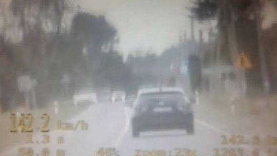 142 km/h w terenie zabudowanym. Kierowca stracił prawo jazdy (wideo)