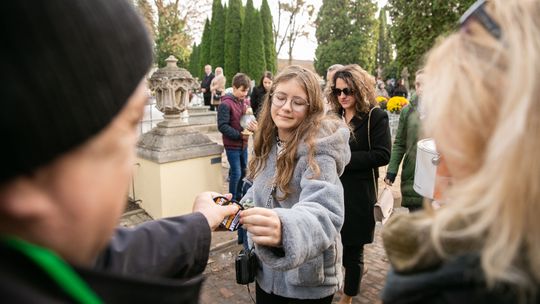 15 lat temu zaczęło kilku dziennikarzy. W tym roku udało się zabrać na cmentarzu ponad 26 tys. zł