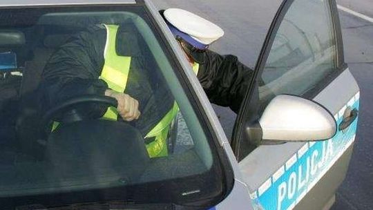 15-latek ukradł samochód z kolegą. Wiózł nim 8 pasażerów