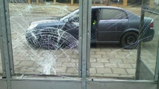 15-latek uwziął się na przystanek autobusowy. W końcu wpadł