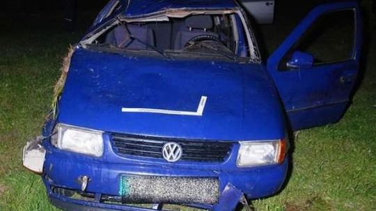 15-latek zabrał znajomych na przejażdżkę. Dachował w rowie