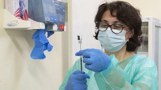 15 stycznia ruszają zapisy na szczepienia przeciw COVID-19. Jak i gdzie się zgłosić?