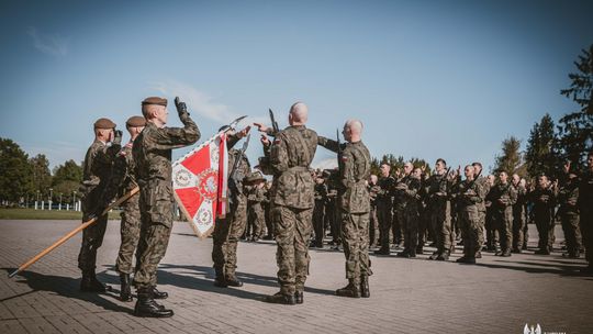 154 ochotników złożyło przysięgę w Dęblinie. Za nimi „Wakacje z WOT”
