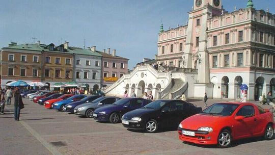 16 aut paradowało po Zamościu