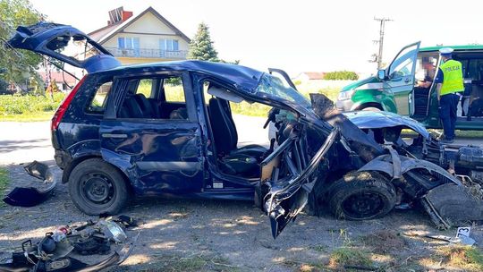 16-latek bez uprawnień doprowadził do groźnego wypadku. Młodzież trafiła do szpitala