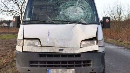 16-latek chciał przejść przez ulicę. Wpadł pod samochód 