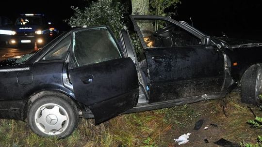 16-latek prowadził auto i wjechał w drzewo. Nie miał prawa jazdy