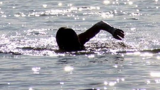 16-latek topił się w stawie. Uratowali go policjanci