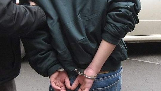 17-latek napadł z nożem na sklep, ranił ekspedientkę