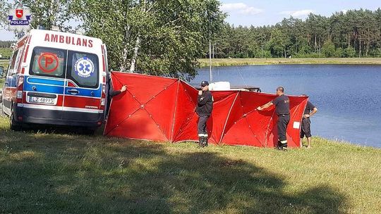 17-latek nie żyje. Chciał dopłynąć do wyspy na środku zalewu i opadł z sił
