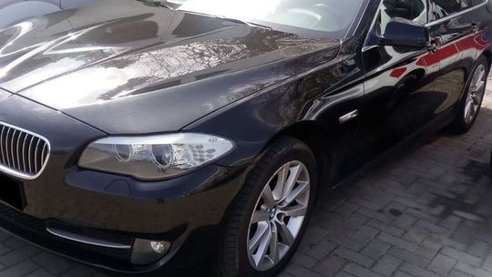 17-latek strzelał z wiatrówki do drzwi hali sportowej. Potem uciekał przed policją