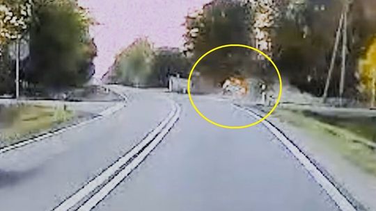 17-latek wjechał motocyklem pod samochód