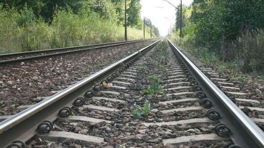 17-latek wspiął się na słup sieci trakcyjnej. Skończyło się tragicznie