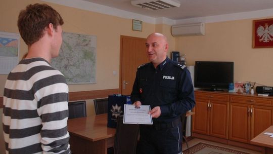 17-latek znalazł sporą sumę pieniędzy, oddał je policji. Szczęśliwy właściciel go nagrodził