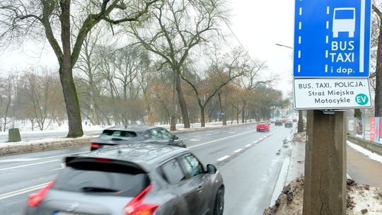 Zdjęcie ilustruje zmiany w przepisach ruchu drogowego, w tym możliwość uzyskania prawa jazdy kat. B przez 17-latków i surowsze kary za przekroczenie prędkości.