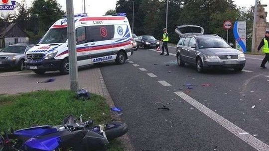 17-letni motocyklista poważnie ranny. Uderzył w samochód