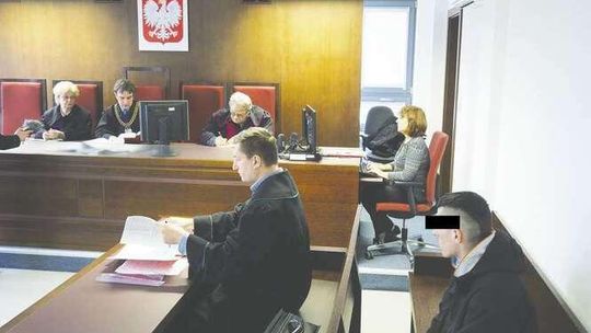 18-latek bił, molestował i próbował gwałcić koleżanki z gimnazjum. Zostaje na wolności