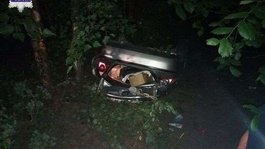 18-latek jechał zbyt szybko i dachował