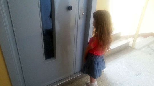 18-latek jest oskarżony o niszczenie wind. Chłopak stanie przed sądem