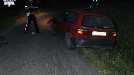 18-latek na motorowerze "ściął zakręt" i zderzył się z samochodem
